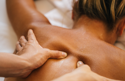 Dybdegående massage behandling eller skånsom wellness massage med plejende olier